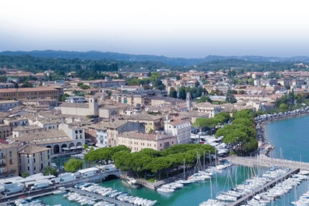 Attico In Piazza Matteotti Daire Desenzano del Garda Dış mekan fotoğraf